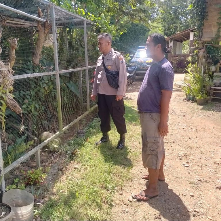 Bhabinkamtibmas Desa Lengkong Dampingi Pengembangan Bibit Buah, Dukung Ketahanan Pangan dan Ekonomi Warga