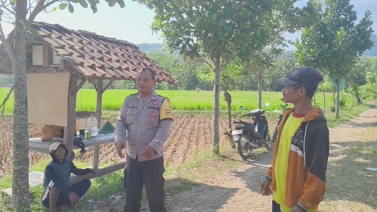 Bhabinkamtibmas Desa Broto Pererat Kedekatan dengan Petani Lewat Sambang Persawahan