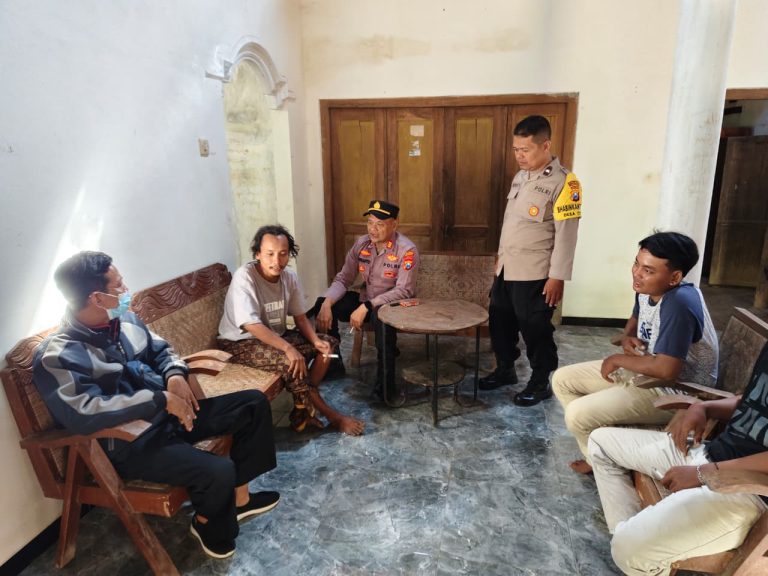 Polsek Jetis Bersama Tim Medis Evakuasi Warga ODGJ di Desa Coper untuk Mendapatkan Penanganan Medis