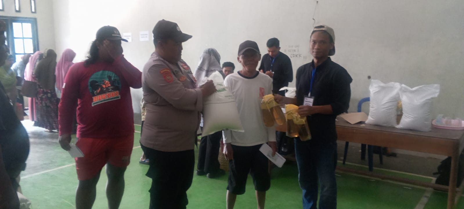 Polsek Slahung Laksanakan Patroli KRYD, Monitoring Penyaluran Beras dan Sampaikan Imbauan Kamtibmas kepada Warga