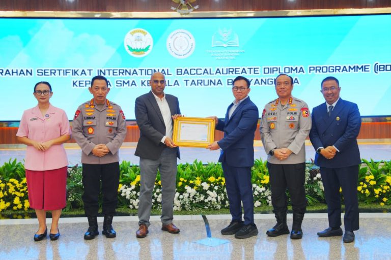 Terima Sertifikat IBDP SMA KTB, Kapolri: Cetak Generasi Muda untuk Wujudkan Indonesia Emas 2045