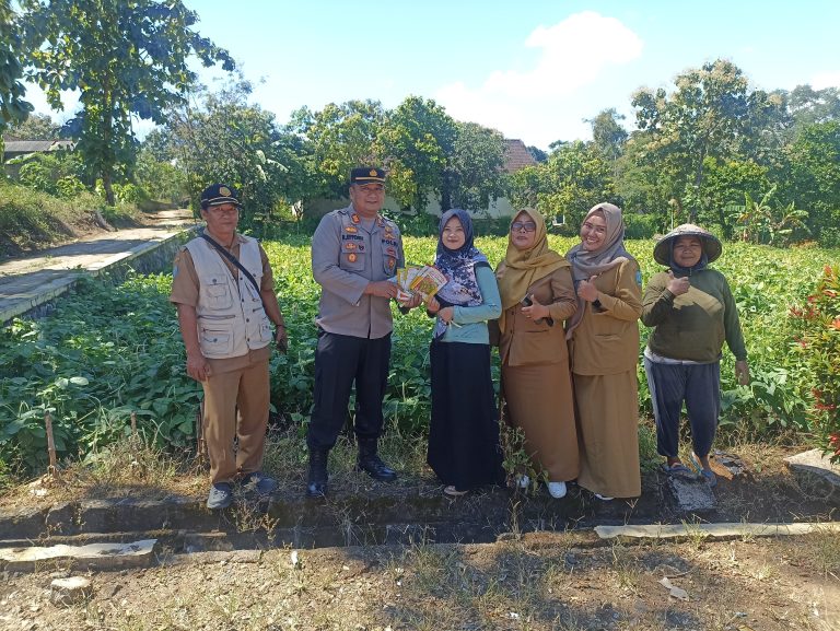 Monitoring Lahan Kacang Warga, Bhabinkamtibmas Desa Serag Dukung Ketahanan Pangan Nasional