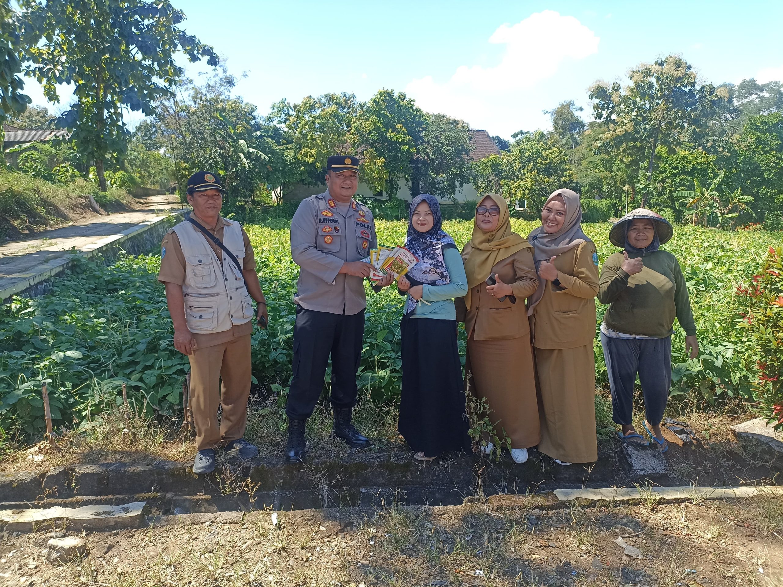 Monitoring Lahan Kacang Warga, Bhabinkamtibmas Desa Serag Dukung Ketahanan Pangan Nasional