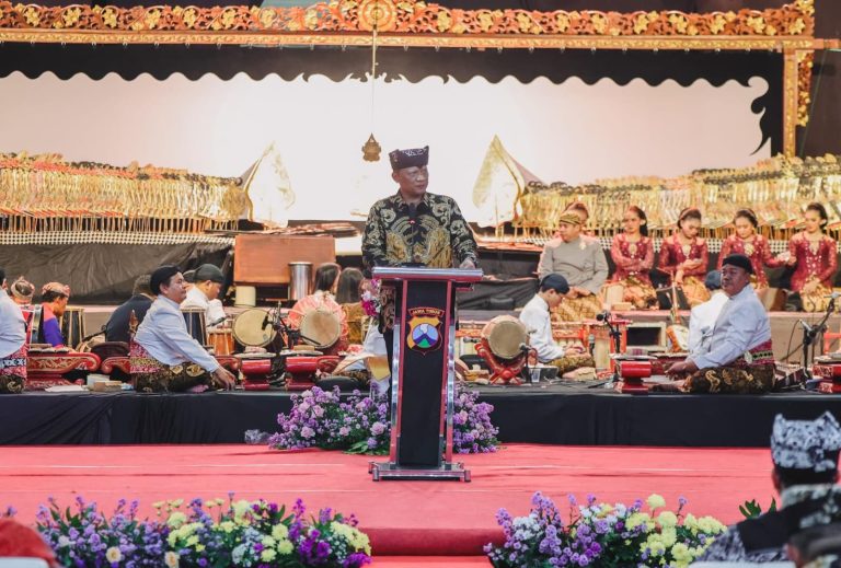Kapolda Jatim Gaungkan Semangat Jogo Jawa Timur di Pagelaran Wayang Kulit Hari Bhayangkara ke – 80