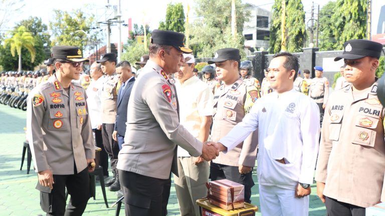 Sambut Hari Bhayangkara ke-80 Kapolda Jatim Bagikan 2.055 Kitab Suci