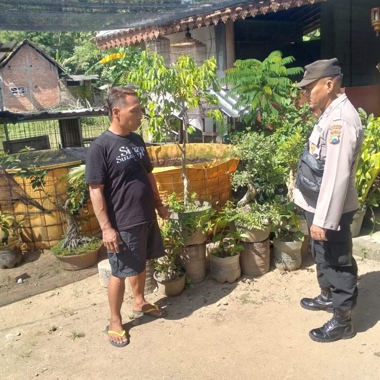 Bhabinkamtibmas Desa Lengkong Monitoring Pembibitan Tanaman Buah Warga sebagai Wujud Dukungan Ketahanan Pangan
