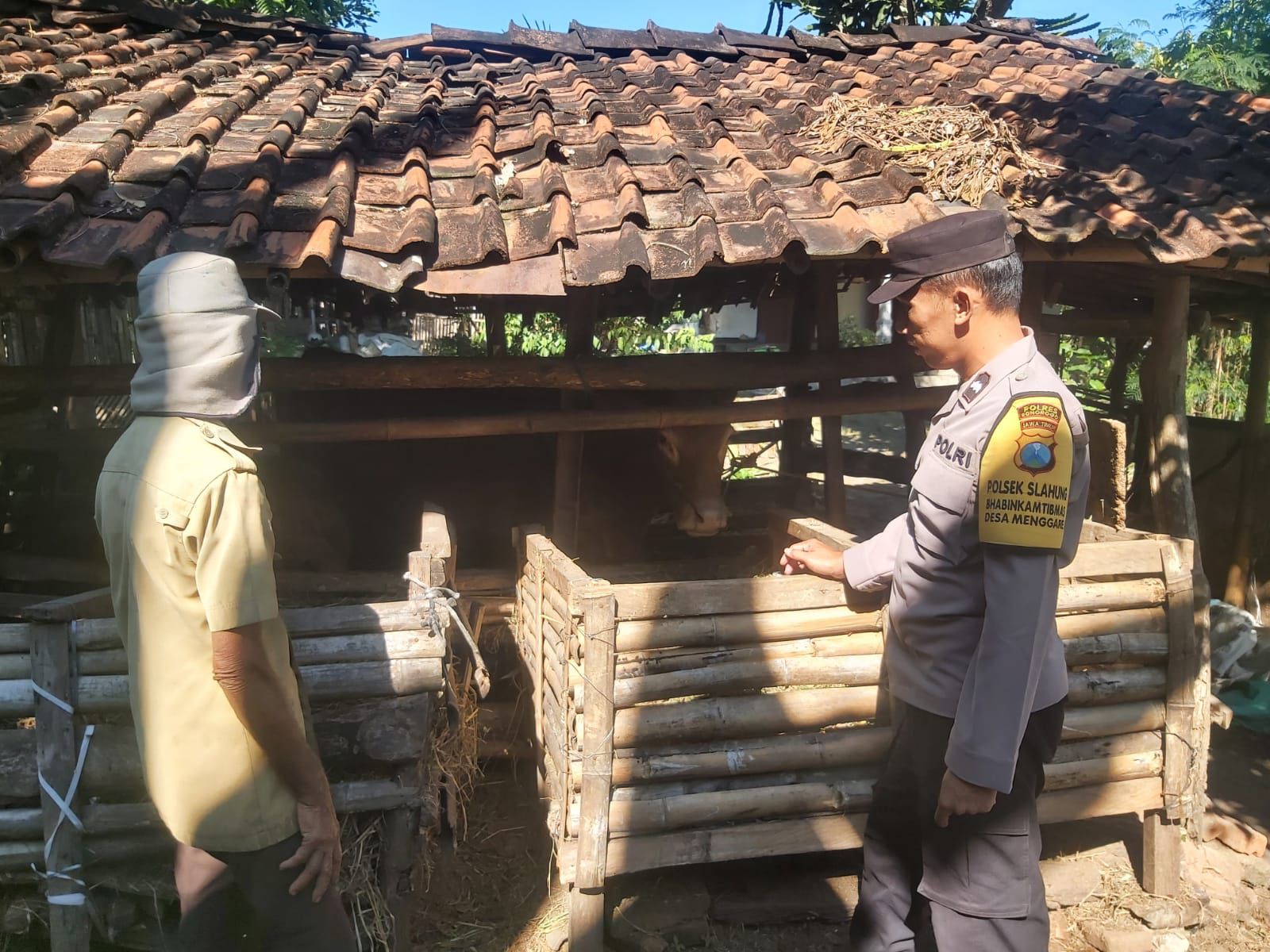 Bhabinkamtibmas Desa Menggare Cek Kondisi Peternakan Warga