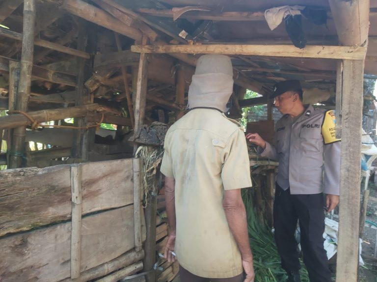Bhabinkamtibmas Desa Menggare Pantau Aktivitas Peternakan Warga