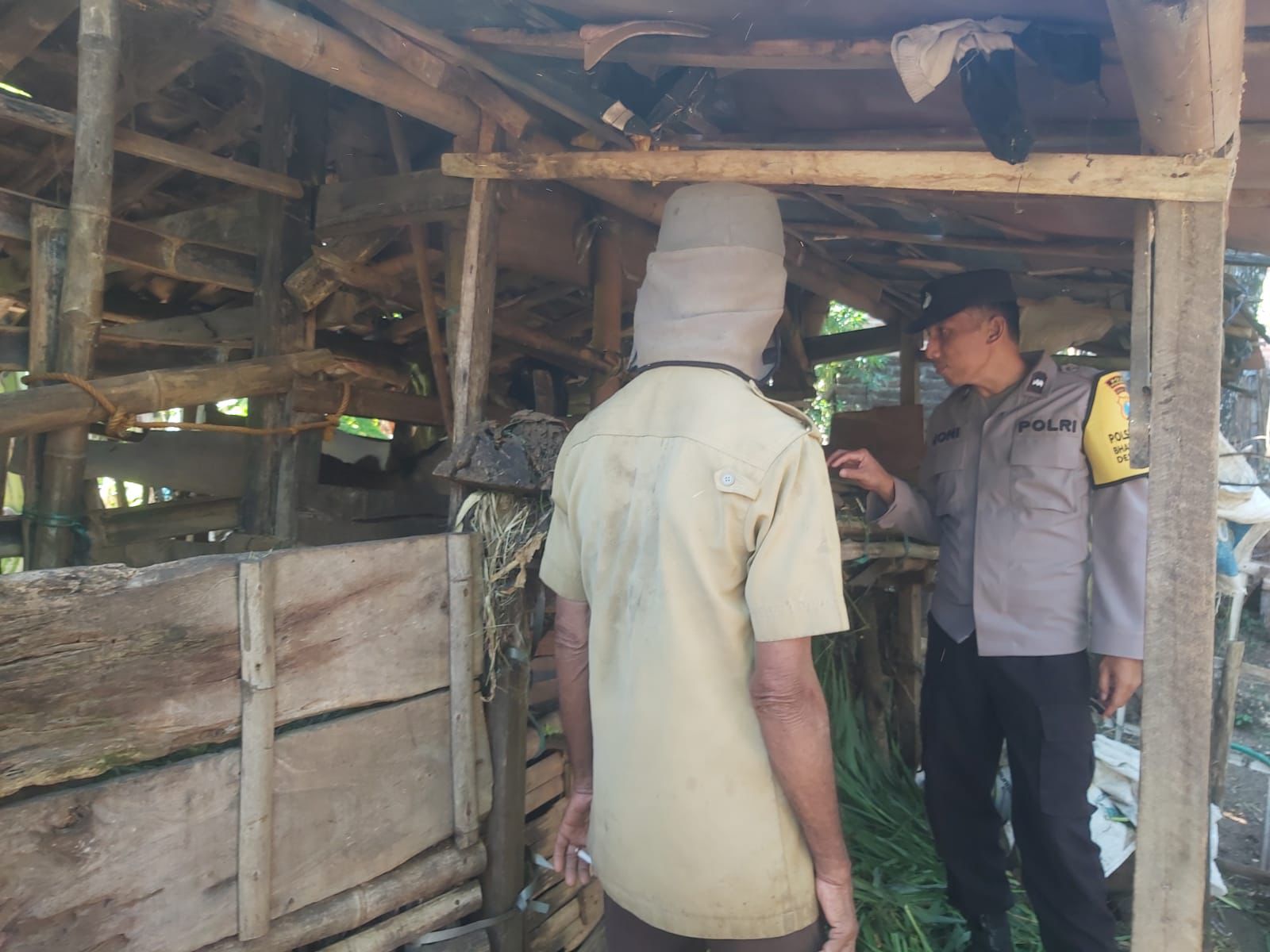 Bhabinkamtibmas Desa Menggare Pantau Aktivitas Peternakan Warga