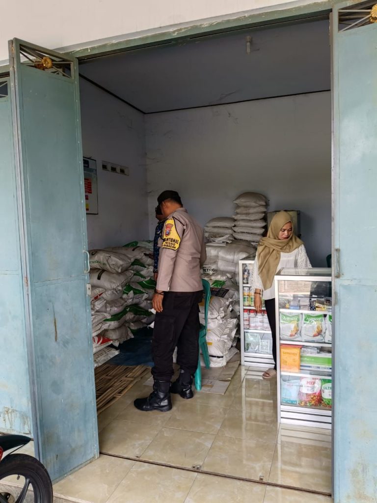 Bhabinkamtibmas Babadan Monitoring Ketersediaan Sarana Pertanian di Toko Warga