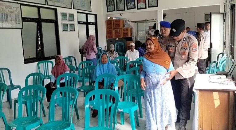 Tuai Pujian, Aksi Humanis Polsek Geneng Bantu Lansia yang Antri Terima PKH Plus di Ngawi