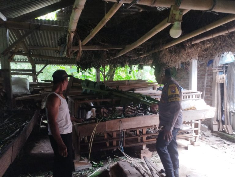 Bhabinkamtibmas Desa Wates Polsek Jenangan Sambangi Peternak Kambing Dukung Ketahanan Pangan