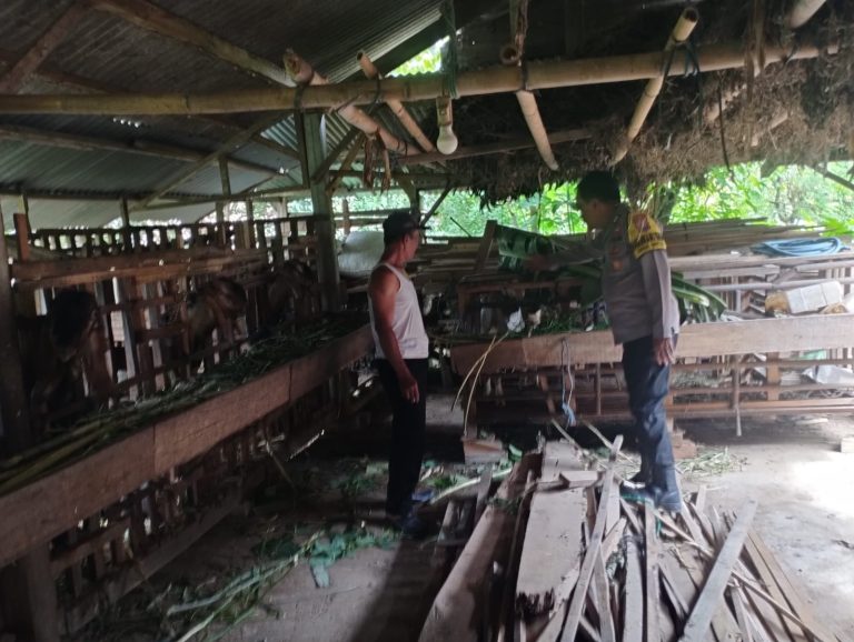 Bhabinkamtibmas Desa Wates Polsek Jenangan Monitoring Peternakan Warga untuk Mendukung Swasembada Pangan