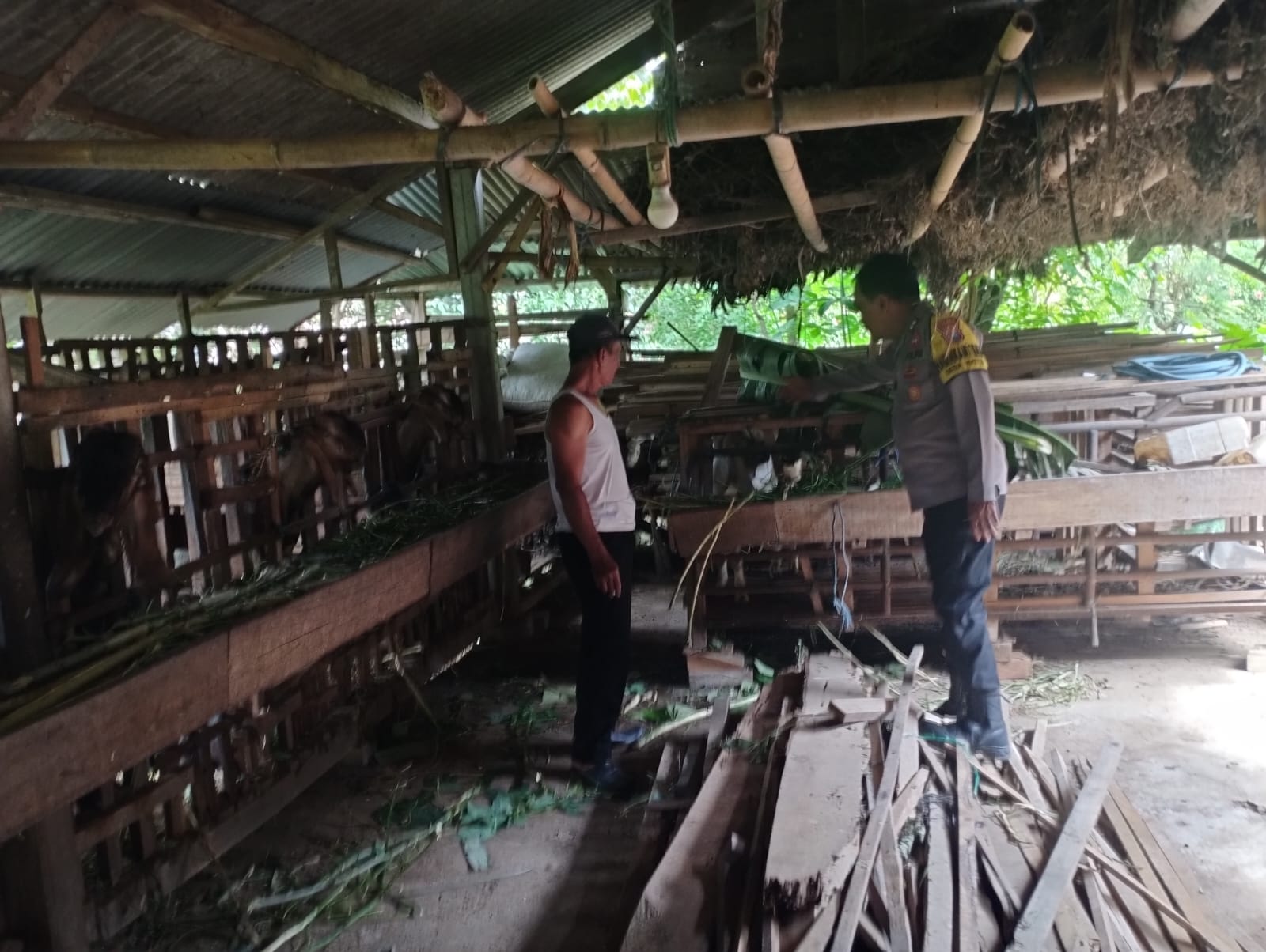 Bhabinkamtibmas Desa Wates Polsek Jenangan Monitoring Peternakan Warga untuk Mendukung Swasembada Pangan