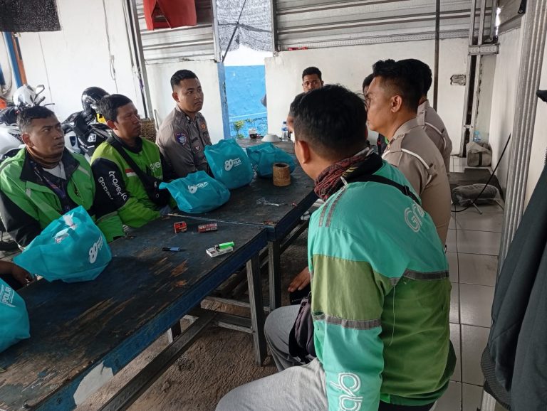Sambut Hari Bhayangkara ke – 80, Polres Jember Berbagi Paket Sembako untuk Ojol