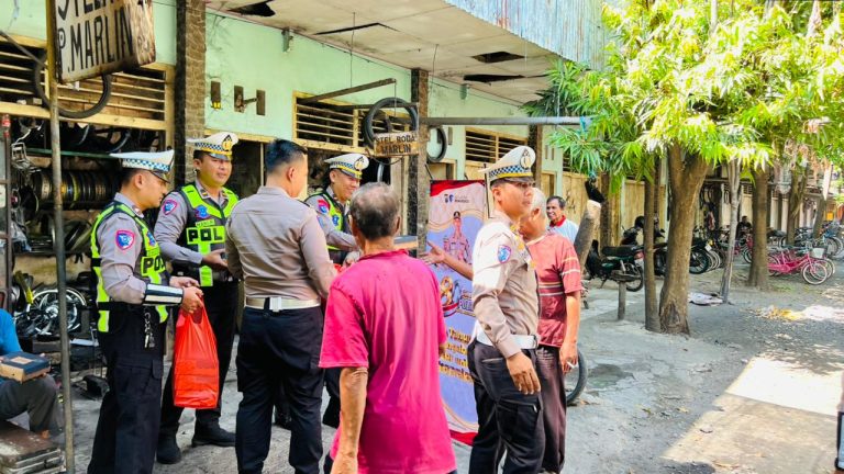 Sambut Hari Bhayangkara ke-80, Polres Ponorogo Bagikan Ratusan Kotak Nasi untuk Warga