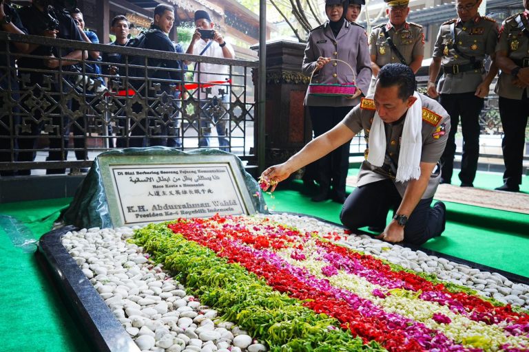 Jelang Hari Bhayangkara, Kapolri Ziarah ke Makam Gus Dur