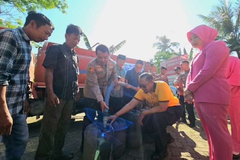 Hari Bhayangkara ke -80, Polres Probolinggo Salurkan Bantuan Alat Pertanian dan Droping 10 Ribu Liter Air Bersih di Banyuanyar