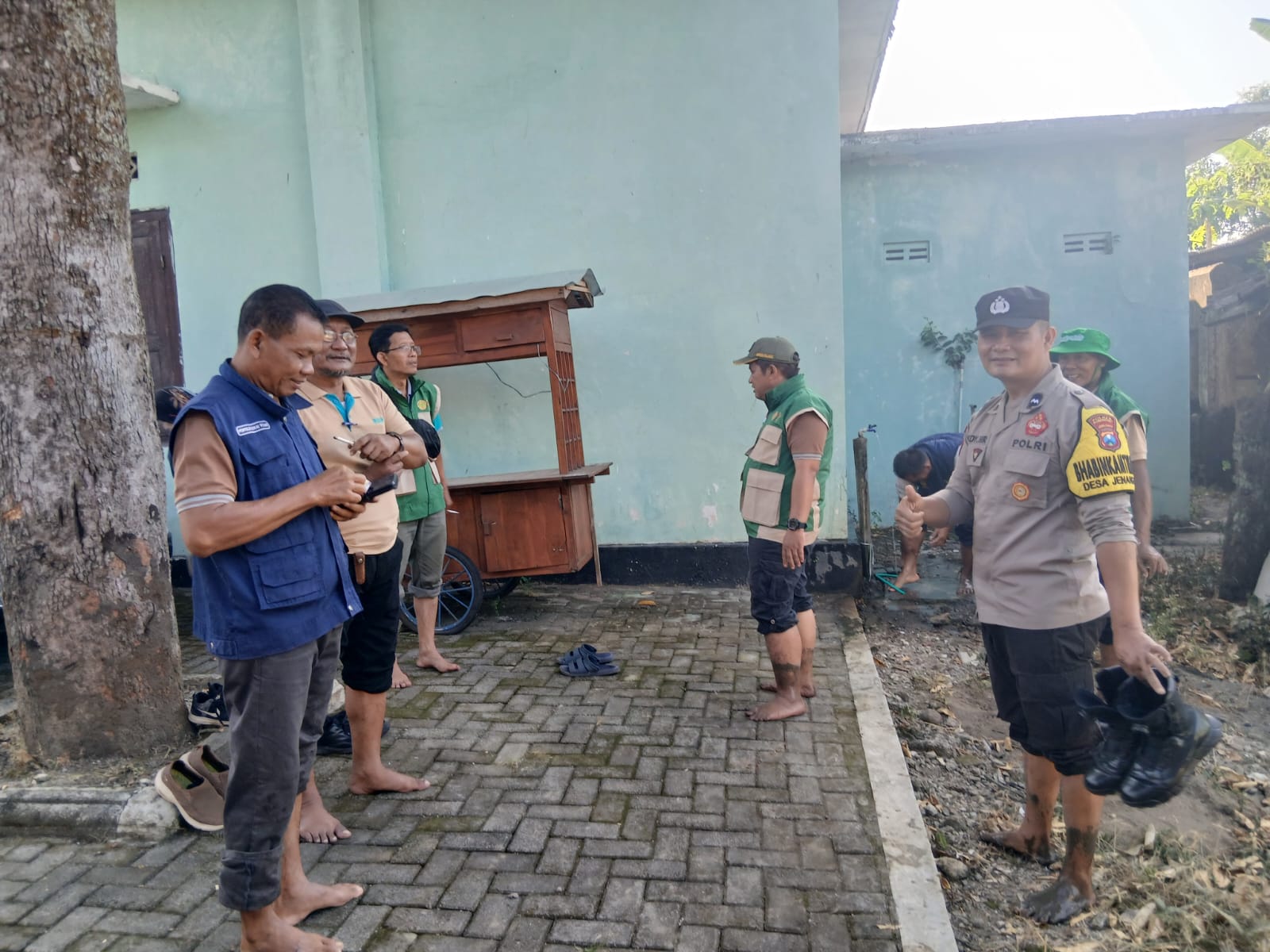 Bhabinkamtibmas Desa Jenangan Monitoring Kegiatan Percepatan Tanam Padi dalam Mendukung Ketahanan Pangan