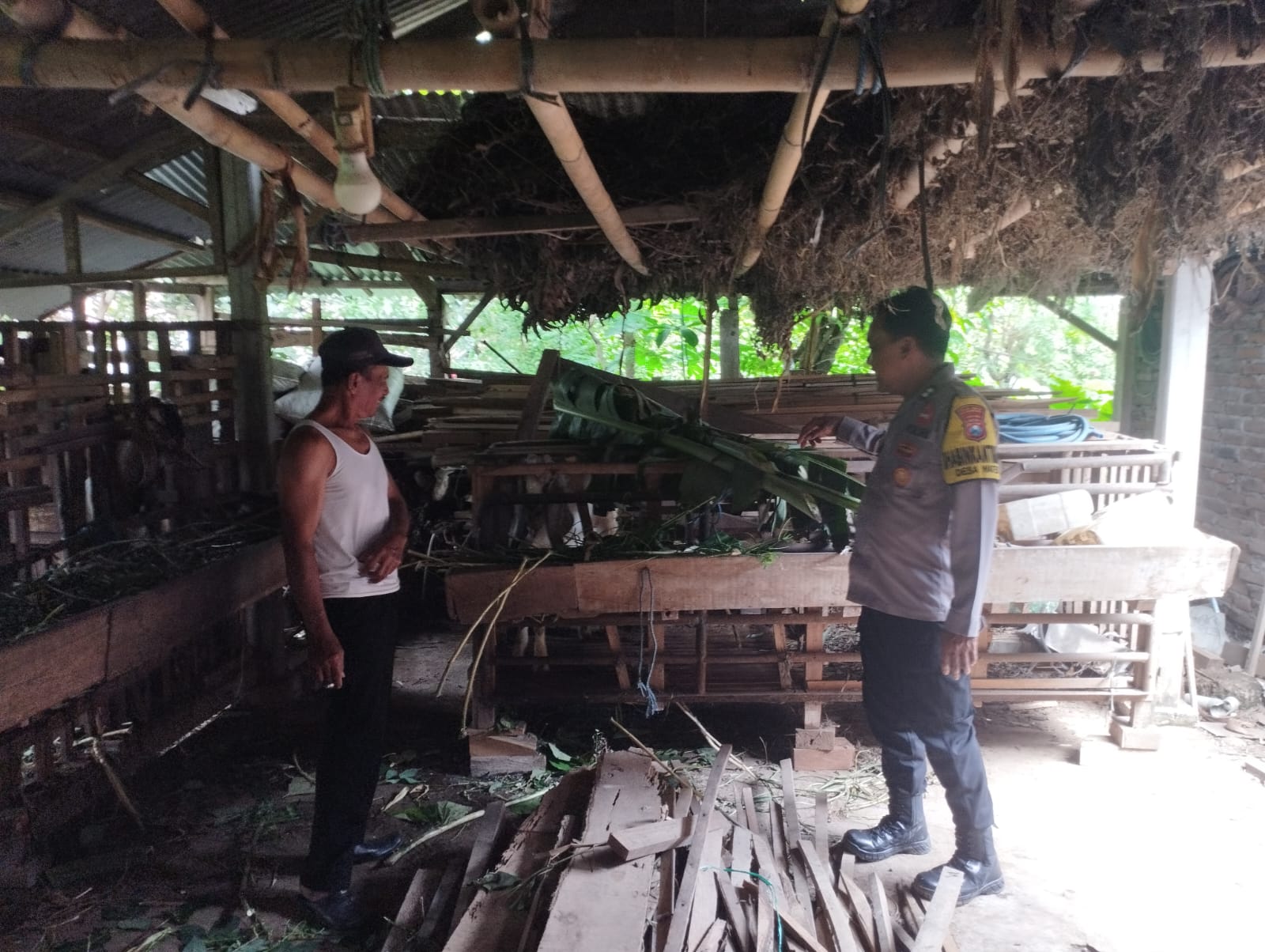 Bhabinkamtibmas Desa Wates Polsek Jenangan Monitoring Peternakan Kambing Warga untuk Mendukung Ketahanan Pangan