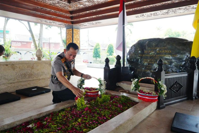 Jelang Hari Bhayangkara ke-80, Kapolri Jadikan Ziarah ke Makam Presiden RI Terdahulu Sebagai Momentum Refleksi Nilai Kebangsaan