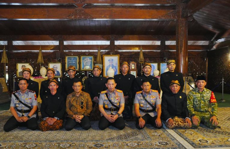 Usai Soekarno dan Gus Dur, Kapolri Ziarah-Tabur Bunga ke Makam Soeharto