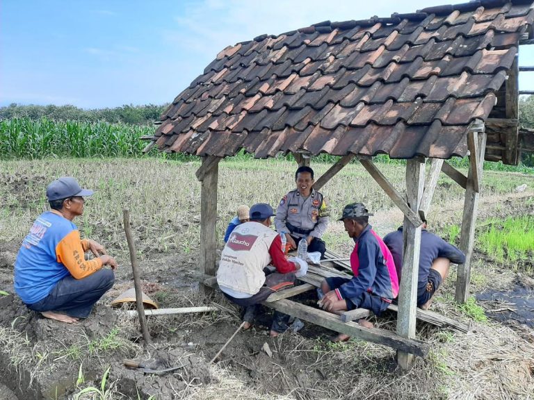 Bhabinkamtibmas Desa Karangpatihan Dialog Santai dengan Petani di Gubuk Sawah Perkuat Sinergi Ketahanan Pangan
