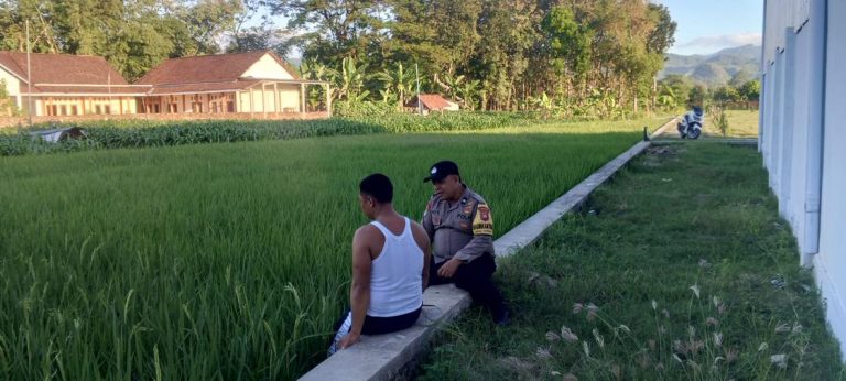 Bhabinkamtibmas Desa Gombang Slahung Sambang Warga Dampingi Pemantauan Sawah Dukung Ketahanan Pangan