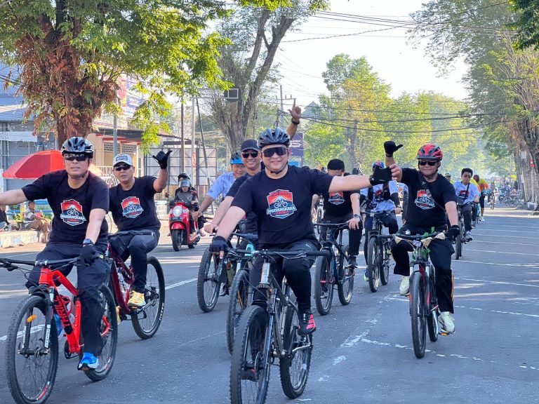 Polres Lumajang Gelar Gowes, Ribuan Pesepeda Sambut Hari Bhayangkara ke – 80