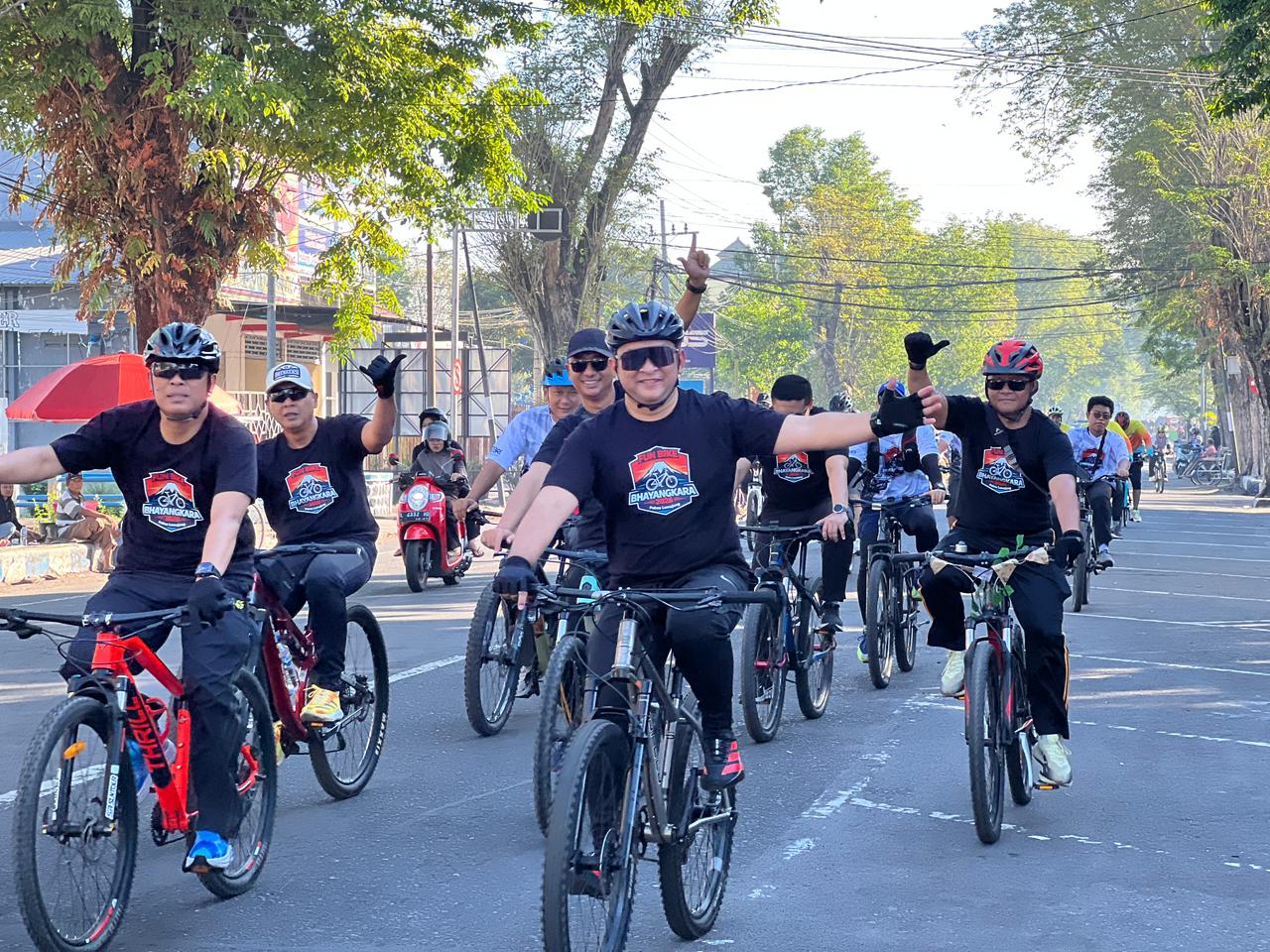 Polres Lumajang Gelar Gowes, Ribuan Pesepeda Sambut Hari Bhayangkara ke – 80