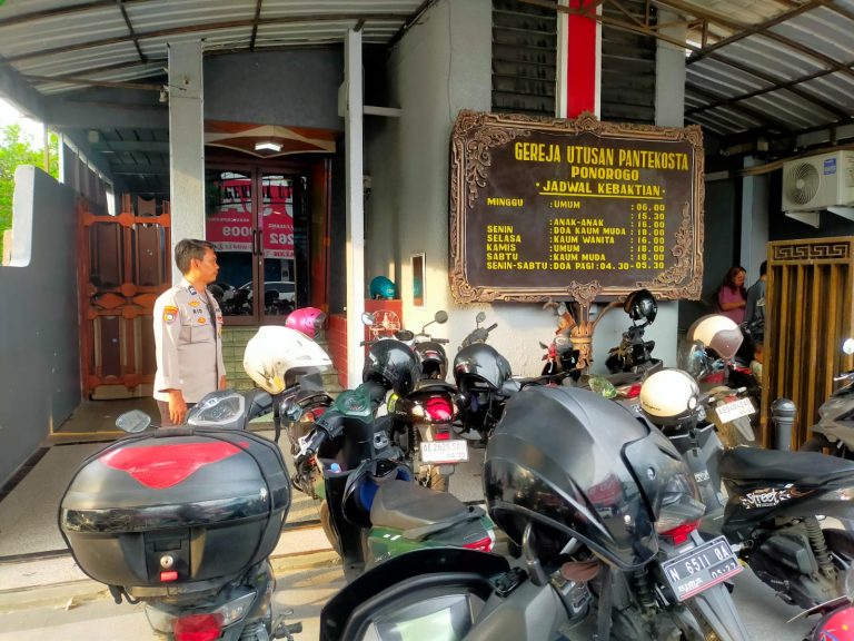 Polsek Ponorogo Laksanakan Pengamanan Ibadah Gereja, Wujudkan Rasa Aman dan Toleransi Antarumat Beragama
