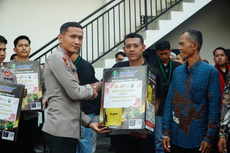 Sambut Hari Bhayangkara ke-80, Polres Ponorogo Salurkan Ratusan Paket Bansos Untuk Masyarakat