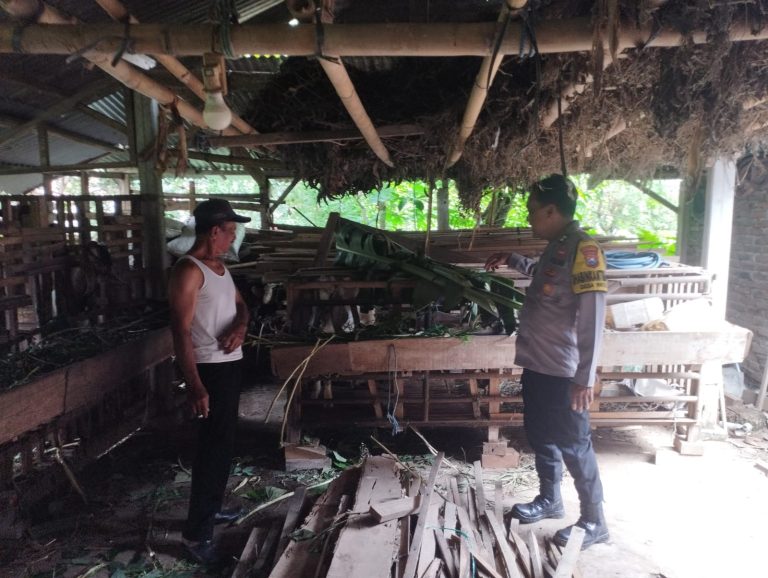Bhabinkamtibmas Desa Wates Sambangi Peternak Kambing, Perkuat Ketahanan Pangan Masyarakat