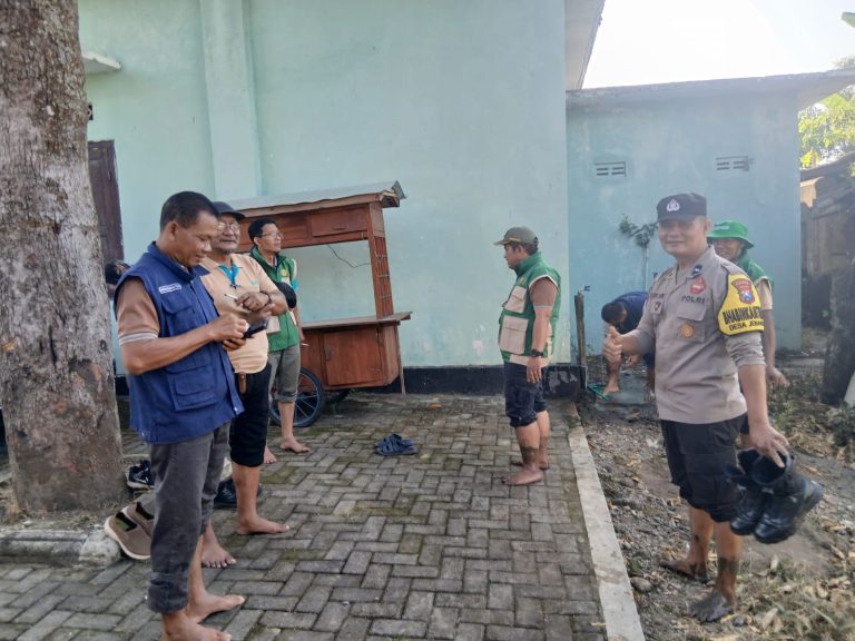 Bhabinkamtibmas Desa Jenangan Dampingi Gerakan Percepatan Tanam Padi, Perkuat Ketahanan Pangan Nasional