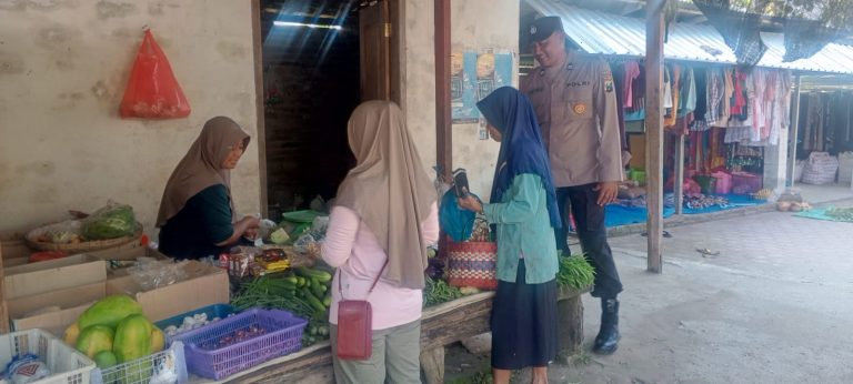 Polsek Slahung Pelayanan Patroli Dialogis Dengan Pedagang Sayur ,Guna Terciptanya Kamtibmas selalu Aman Dan Kondusif
