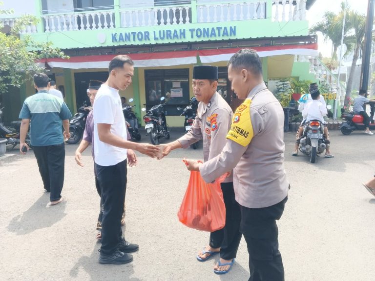 Jumat Berkah, Polsek Ponorogo Bagikan 200 Paket Nasi kepada Jamaah Masjid Suronoto