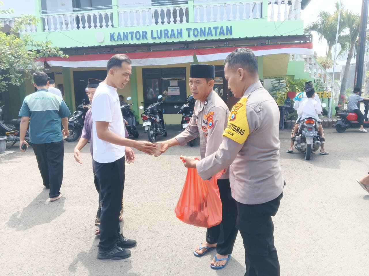 Jumat Berkah, Polsek Ponorogo Bagikan 200 Paket Nasi kepada Jamaah Masjid Suronoto