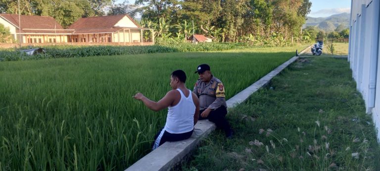 Bhabinkamtibmas Desa Gombang Sambangi Petani Perkuat Kemitraan dan Dukung Ketahanan Pangan