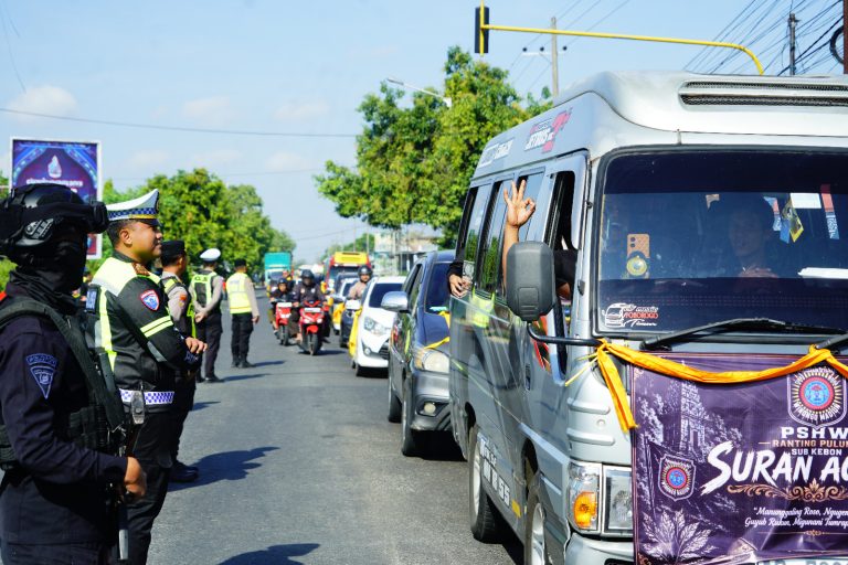 Polres Ponorogo Terjunkan Personel Gabungan Kawal Keberangkatan Ribuan Warga PSHWTM Ponorogo ke Suran Agung, Berlangsung Aman dan Kondusif