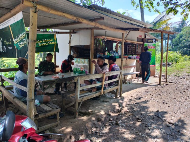 Musim Kemarau, Babinsa Kodim Ponorogo Himbau Warga Agar Waspada Terhadap Kebakaran Hutan