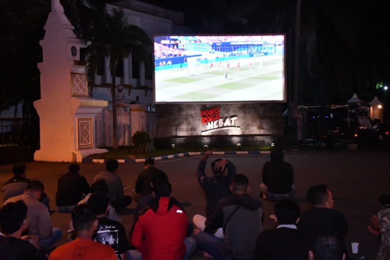 Nobar Bola Gembira TNI dan Masyarakat Ponorogo pada Perempat Final Piala Dunia 2026