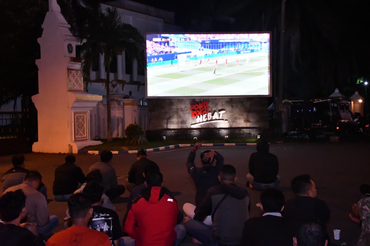 Nobar Bola Gembira TNI dan Masyarakat Ponorogo pada Perempat Final Piala Dunia 2026