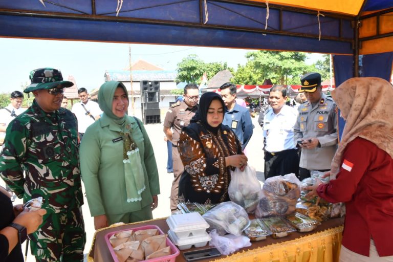 Bazar UMKM, Pengobatan Gratis, Bagi Bagi Sembako hingga Hiburan Rakyat Warnai Pembukaan TMMD 129 Bulu Lor