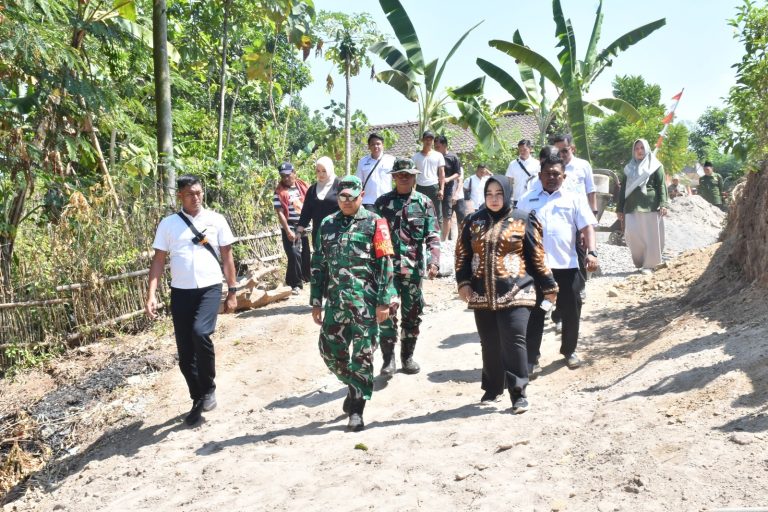 Usai Buka TMMD 129 Bulu Lor, Plt. Bupati Ponorogo Langsung Tinjau Sasaran Fisik