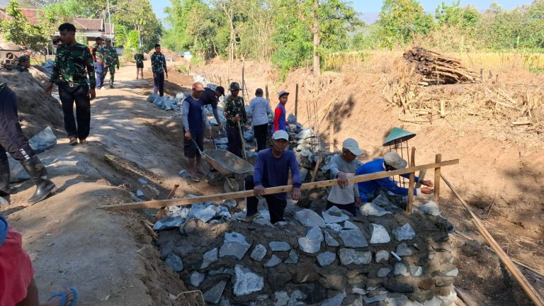 BERBEKAL PENGALAMAN 40 TAHUN, PAK SUPAR TUKANGI SENDIRI PEMBANGUNAN TALUD DUKUH BULU