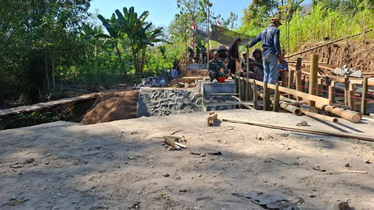 LAMA DINANTI, JEMBATAN SESEK KALI MIDODAREN DUKUH BIBIS PUN DIBANGUN TNI