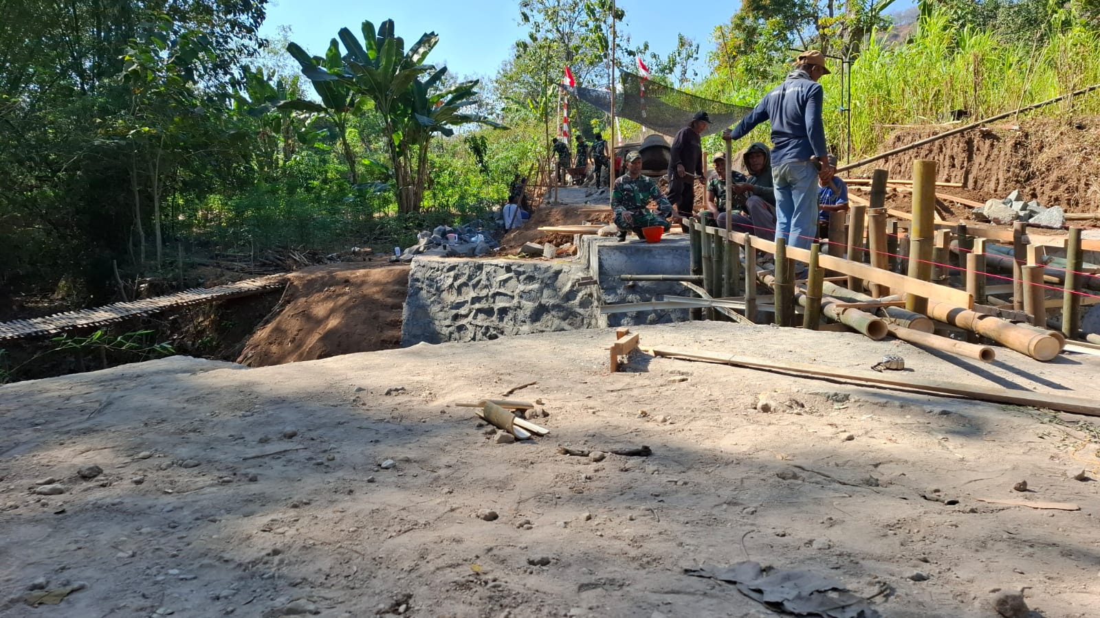 LAMA DINANTI, JEMBATAN SESEK KALI MIDODAREN DUKUH BIBIS PUN DIBANGUN TNI