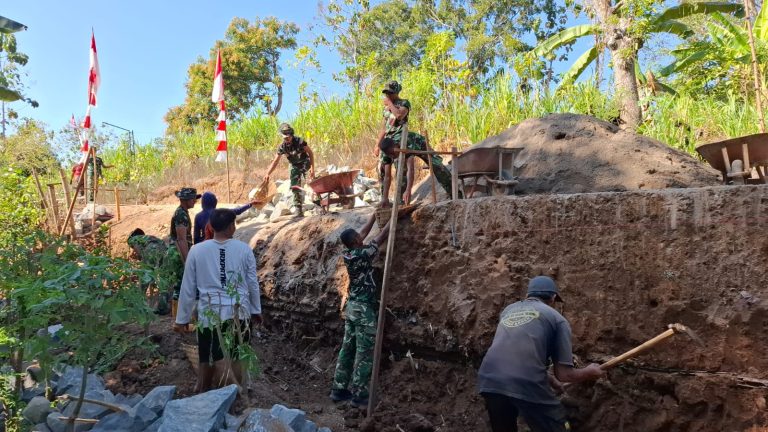 DENGAN SISTIM SANTING-SANTINGAN WARGA MASYARAKAT BERSAMA TNI PERCEPAT GALIAN PONDASI TALUD