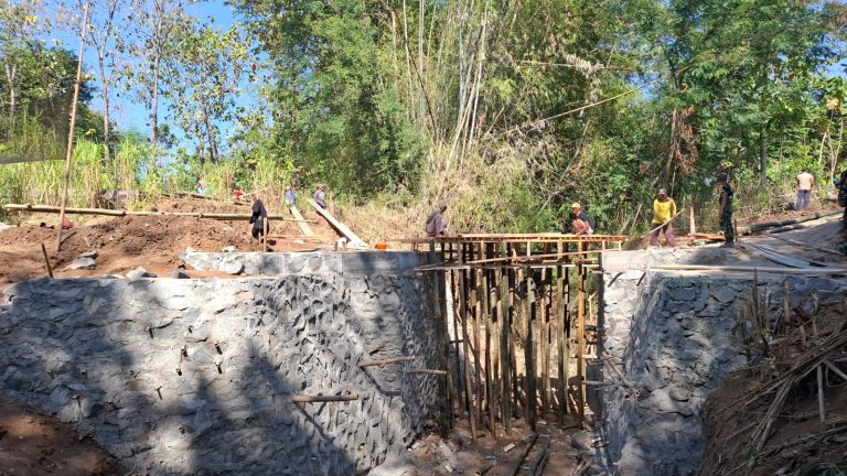 DEMI KELANCARAN PEMBANGUNAN JEMBATAN BIBIS, WARGA PUN RELA MEMBABAT TANAMAN BAMBU MILIKNYA