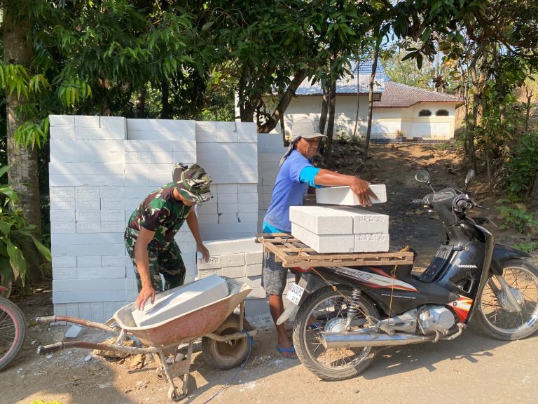 Rumah Orangtua Direhab, Anak Relakan Motor Kesayangan Buat Angkut Material